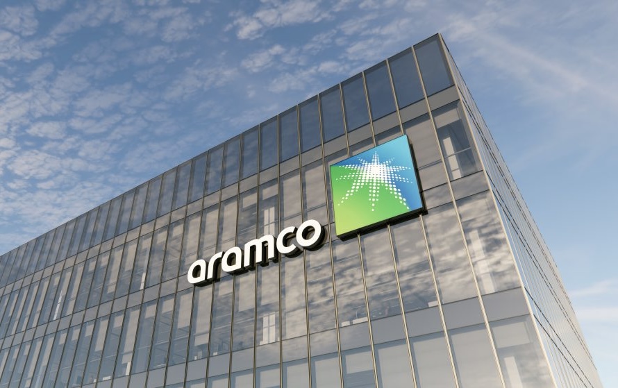 Jejak Aramco di Dunia Sepak Bola: Mengubah Lanskap Finansial dan Menuai Kritik